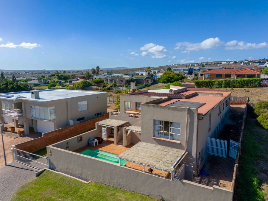 8 Bedroom Property for Sale in Middedorp Western Cape